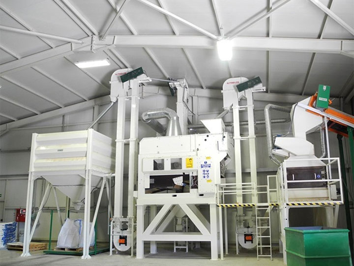 Heavy-duty bucket elevator machines with motor and steel casing assembled in manufacturing plant